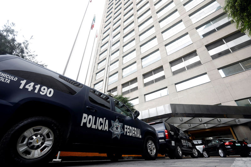 © Reuters. Police keep watch outside a hotel where the second round of NAFTA talks involving the United States, Mexico and Canada is taking place in Mexico City