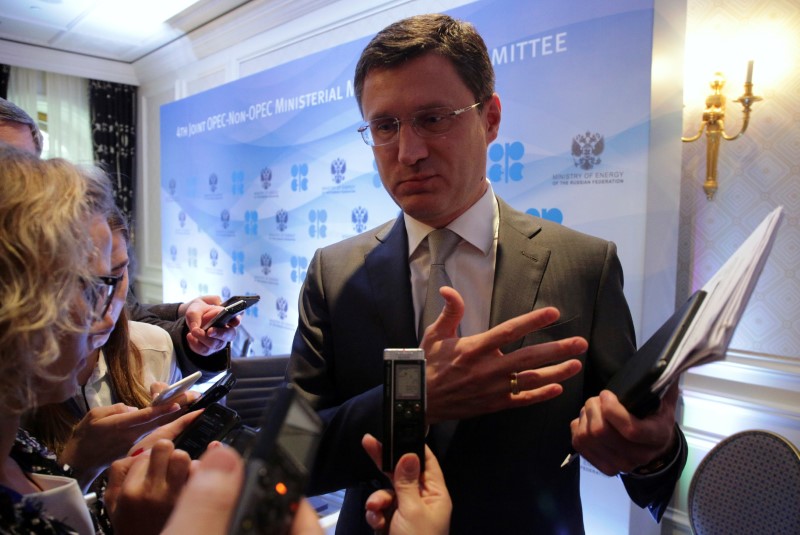 © Reuters. Russian Energy Minister Alexander Novak speaks to journalists after a news conference of the 4th OPEC-Non-OPEC Ministerial Monitoring Commettee in St. Petersburg