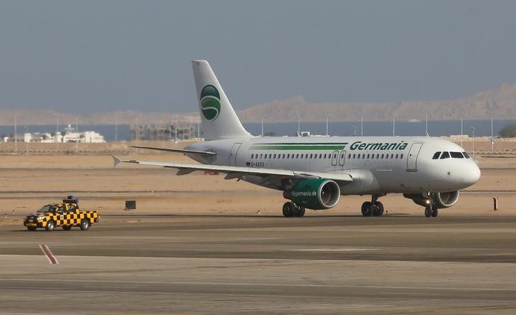 © Reuters. The first Germania airline flight, since the Russian MetroJet plane crash, is seen after landing at Sharm el-Sheikh airport, in Sharm el-Sheikh, Egypt