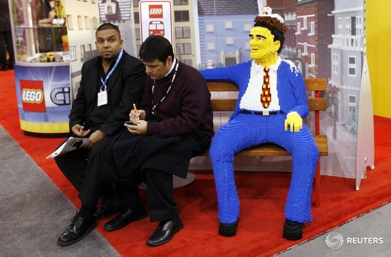 © Reuters. Фигурка Lego на выставке American International Toy Fair iв Нью-Йорке