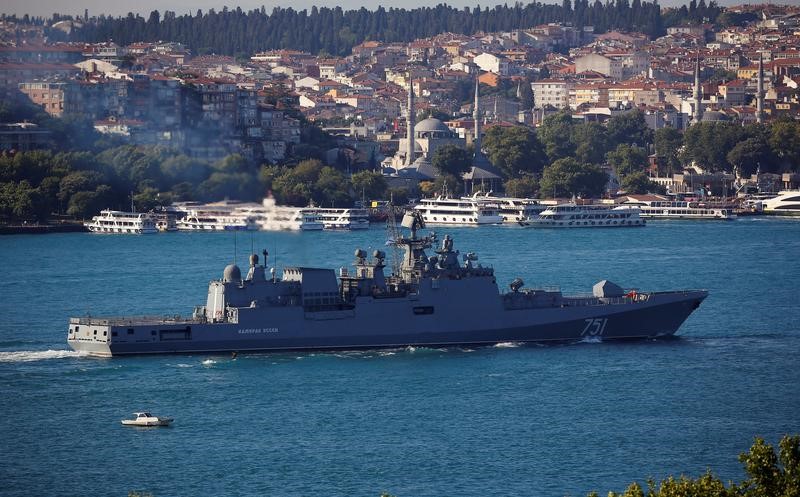 © Reuters. FILE PHOTO: The Russian Navy's frigate Admiral Essen sets sail in the Bosphorus, on its way to the Mediterranean Sea, in Istanbul