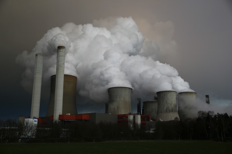 © Reuters. Steam rises from the cooling towers of the coal power plant of RWE in Niederaussem