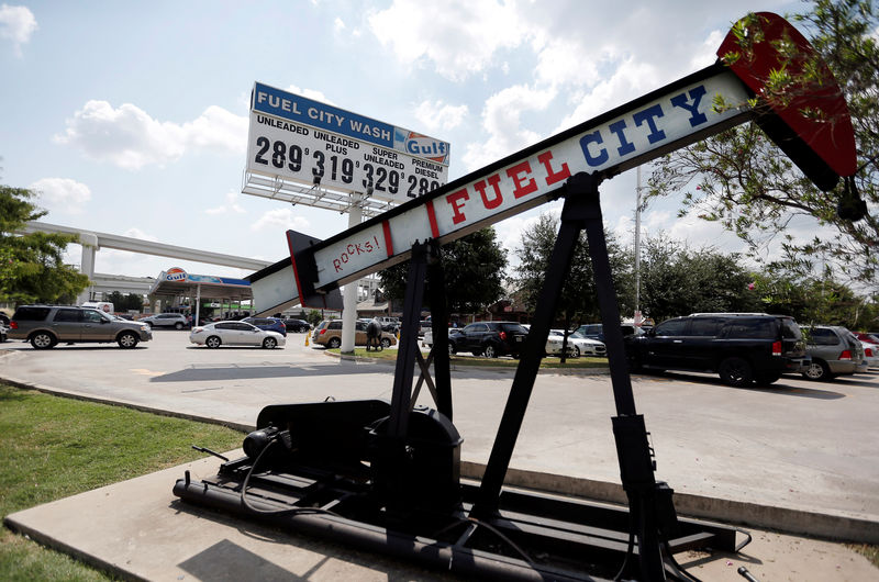 © Reuters. Vehicles line up for gasoline at a service station in the aftermath of Hurricane Harvey, in Dallas