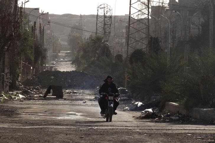 © Reuters. التلفزيون السوري: الجيش السوري يقترب من جنود تحاصرهم الدولة الإسلامية في دير الزور