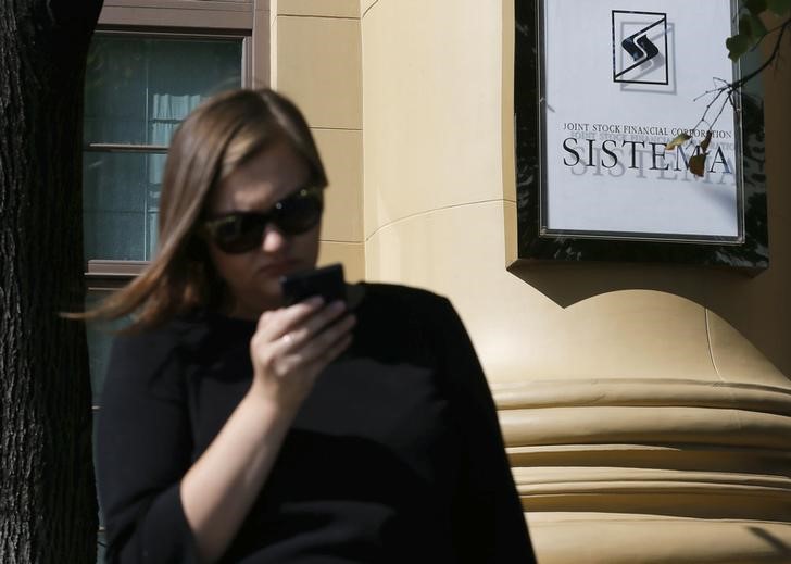 © Reuters. Женщина у штаб-квартиры Системы в Москве