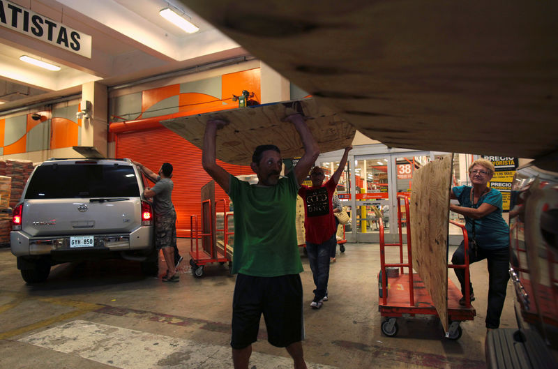 © Reuters. La gente compra materiales en una ferretería después de que el gobernador de Puerto Rico, Ricardo Rosselló, declarara estado de emergencia por el huracán Irma, en Bayamón