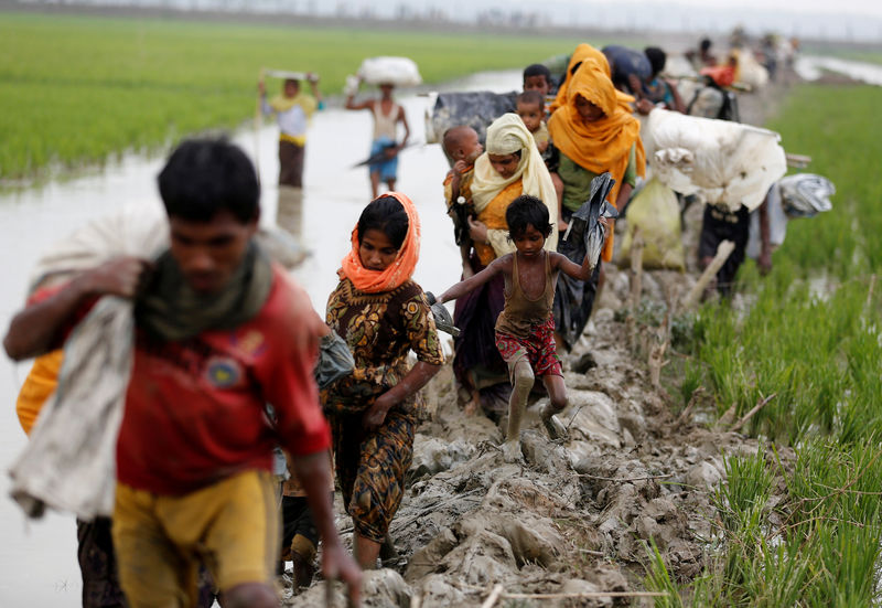 © Reuters. Refugiados rohingya caminham após cruzar fronteira entre Bangladesh e Mianmar, em Teknaf