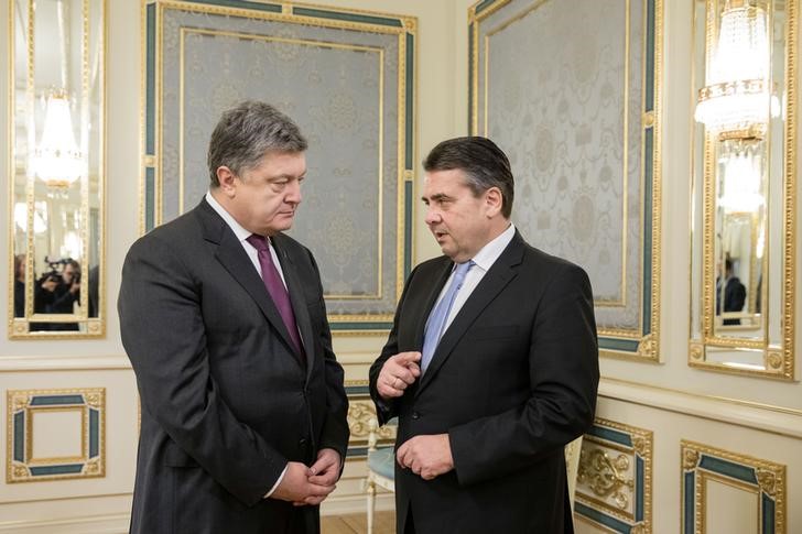 © Reuters. Ukraine's President Poroshenko meets with German Foreign Minister Gabriel in Kiev