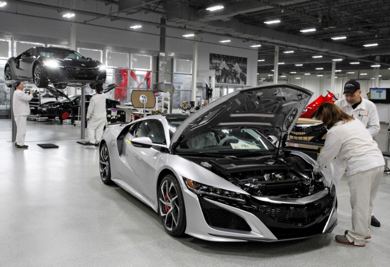 © Reuters. Honda Motor Co's Acura NSX luxury sports cars are seen in assemble line at the company's Performance Manufacturing Center in Marysville