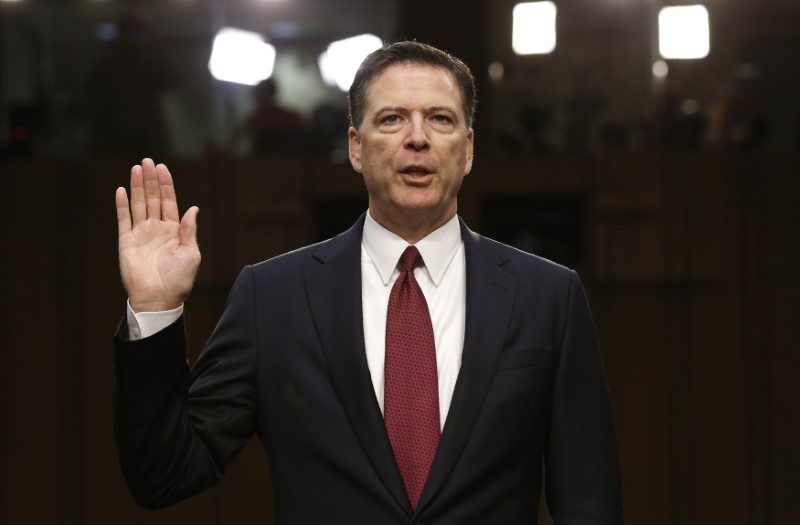 © Reuters. Former FBI Director James Comey sworn in to testify at a hearing in Washington