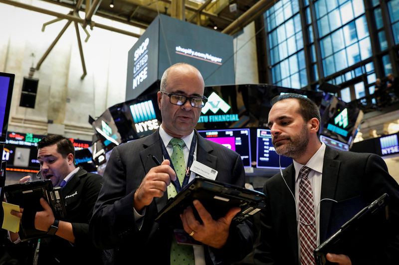 © Reuters. Traders work on the floor  of the NYSE in New York