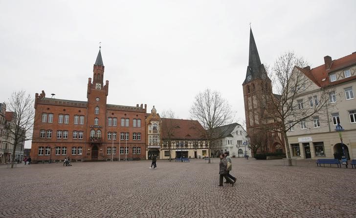 © Reuters. People walk at the central square at the city hall of Bitterfeld