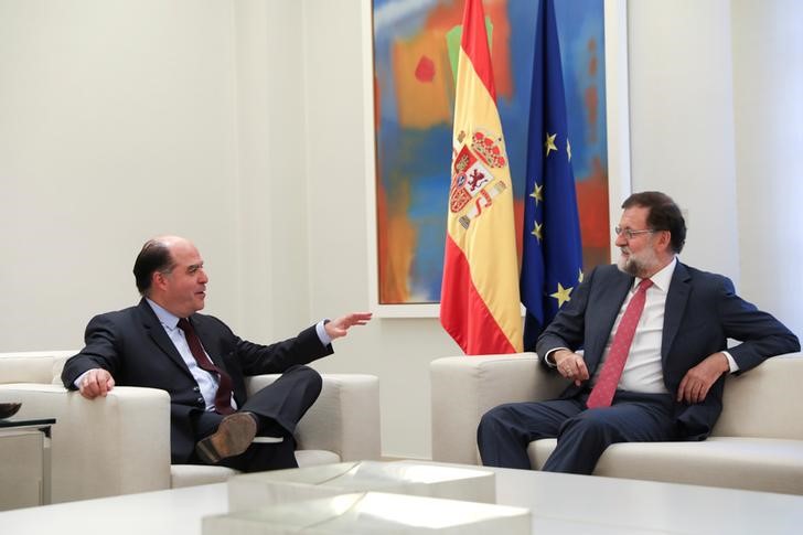 © Reuters. Rajoy e Julio Borges se reúnem em Madri