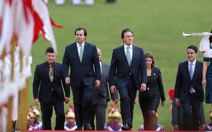 © Reuters. Rodrigo Maia e Eunício Oliveira chegam para abertura do Congresso