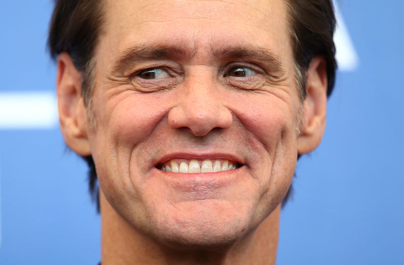 © Reuters. Jim Carrey posa no Festival de Veneza