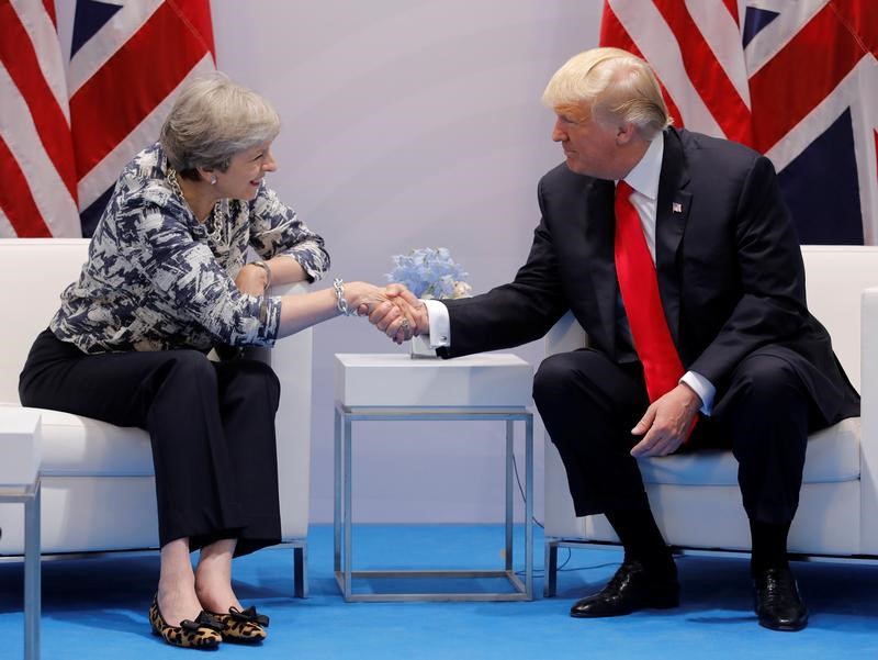 © Reuters. Primeira-ministra britânica, Theresa May, e presidente dos EUA, Donald Trump, durante reunião em Hamburgo