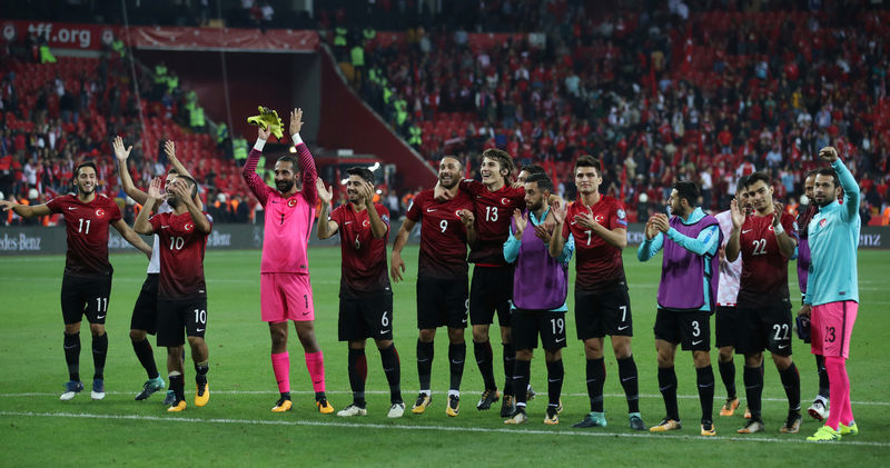 © Reuters. تركيا تنعش آمالها في التأهل لكأس العالم بالفوز 1-صفر على كرواتيا