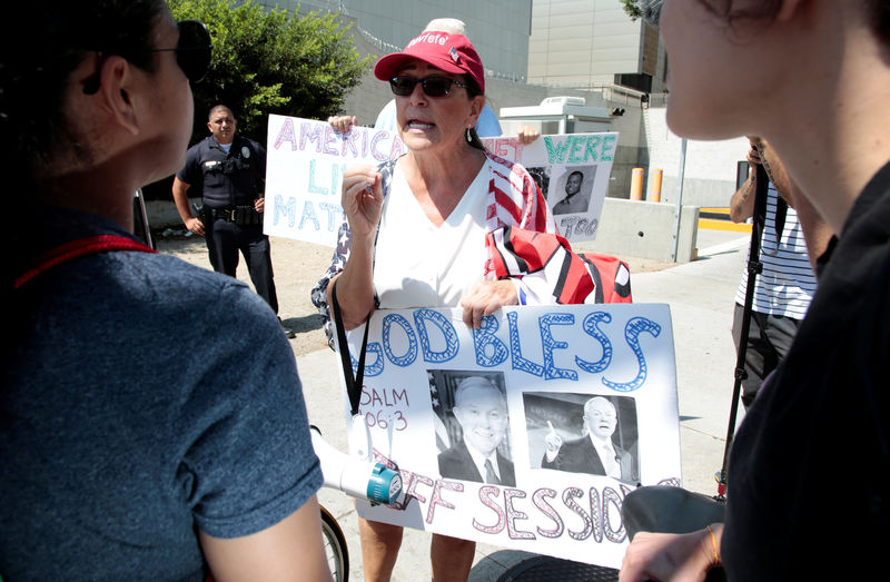 © Reuters. Donald Trump supporter, Darlene, who declined to give her full name, argues with supporters of the Deferred Action for Childhood Arrivals program rally outside the Edward R. Roybal Federal Building in Los Angeles, California