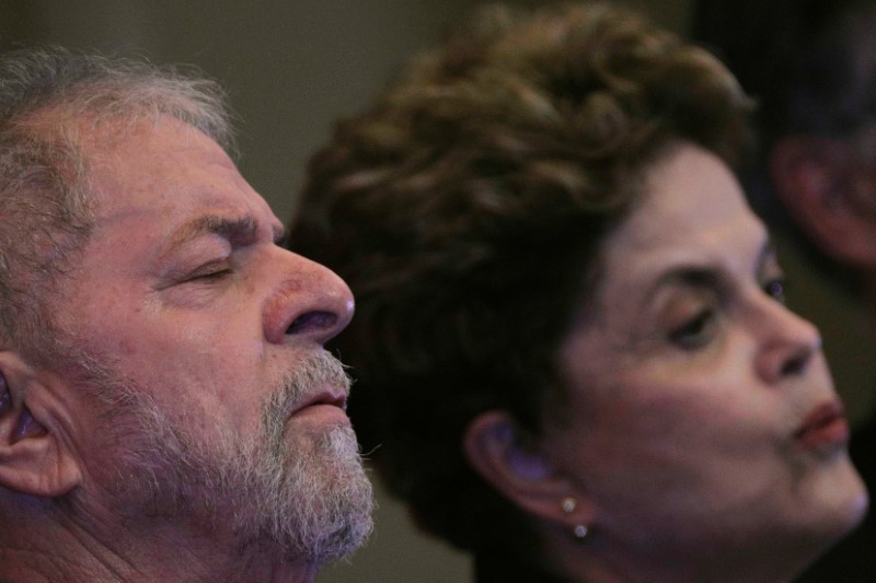 © Reuters. Ex-presidentes Luiz Inácio Lula da Silva e Dilma Rousseff durante congresso do PT em Brasília