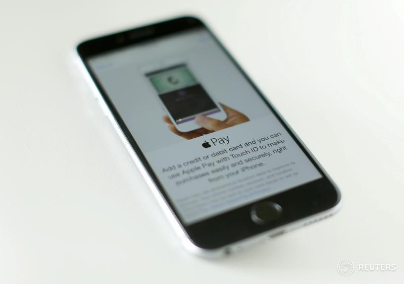 © Reuters. An Apple iPhone 6 with Apple Pay is shown in this photo illustration in Encinitas, California