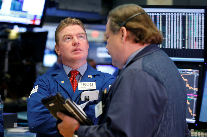 © Reuters. Трейдеры на торгах фондовой биржи в Нью-Йорке