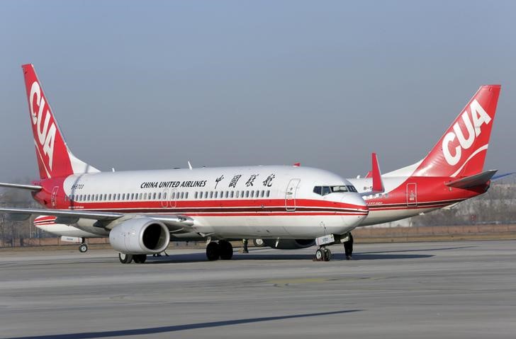 © Reuters. Самолеты Boeing 737-800, принадлежащие China United Airlines, в аэропорту Пекина
