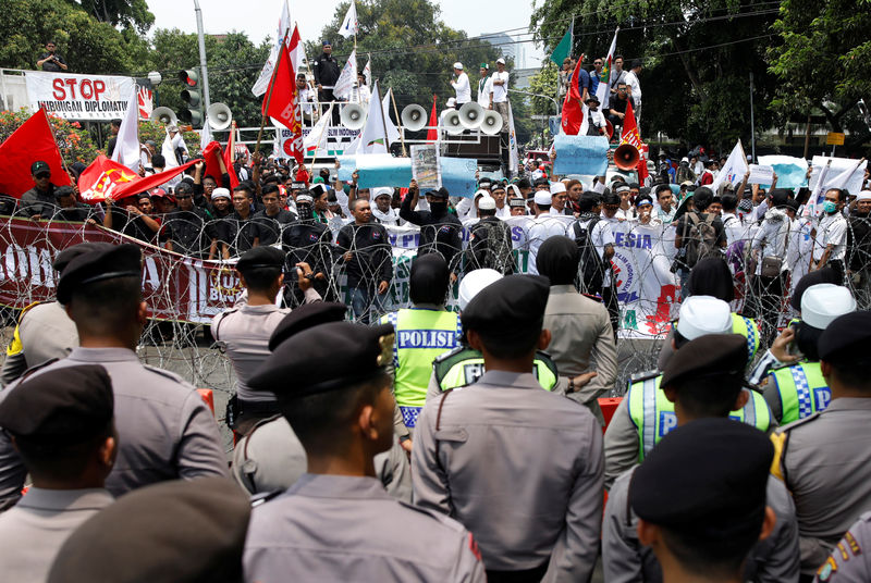 © Reuters. آلاف الإندونيسيين يتظاهرون ضد ميانمار في جاكرتا