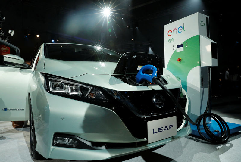 © Reuters. Nissan Motor Co's new Leaf, the latest version of the world's top selling EV, is seen during its world premiere in Chiba