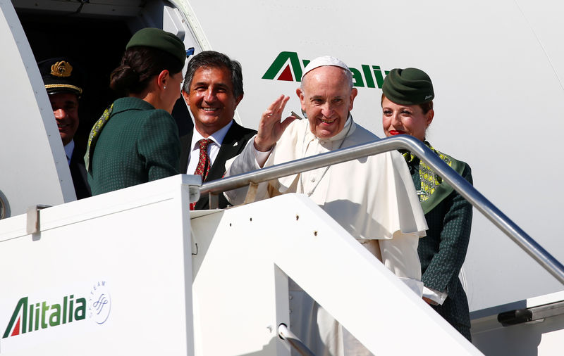 © Reuters. Papa Francisco embarca em avião a caminho da Colômbia, em Roma