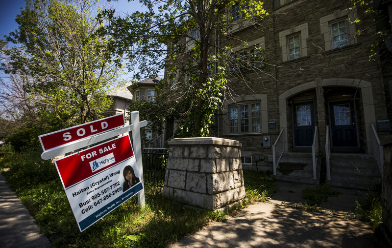 © Reuters. FILE PHOTO: A sign stands in front of a home that has been sold in Toronto