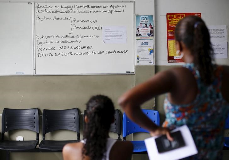 © Reuters. Mulher desempregada observa quadro com oportunidades de emprego em Itaboraí, Rio de Janeiro