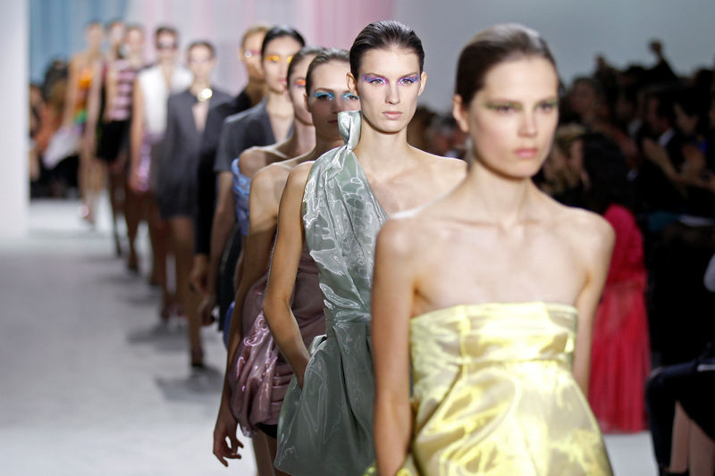 © Reuters. Modelos desfilam criações do estilista Raf Simons, na Fashion Week de Paris, na França