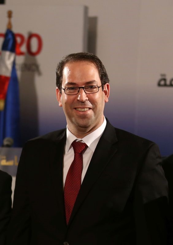 © Reuters. رئيس وزراء تونس يعين وزراء للمالية والداخلية والدفاع في تعديل حكومي
