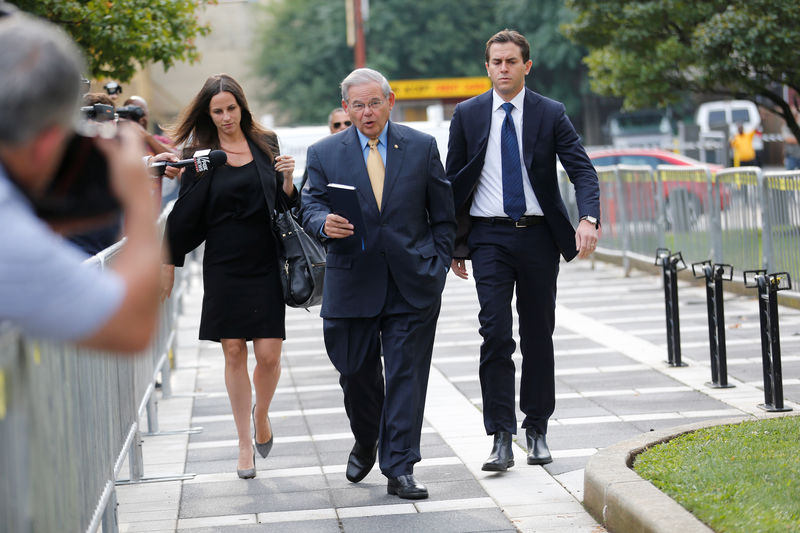 © Reuters. Senator Bob Menendez arrives to face trial for federal corruption charges with his children Alicia Menendez and Robert Melendez, Jr. at United States District Court for the District of New Jersey in Newark