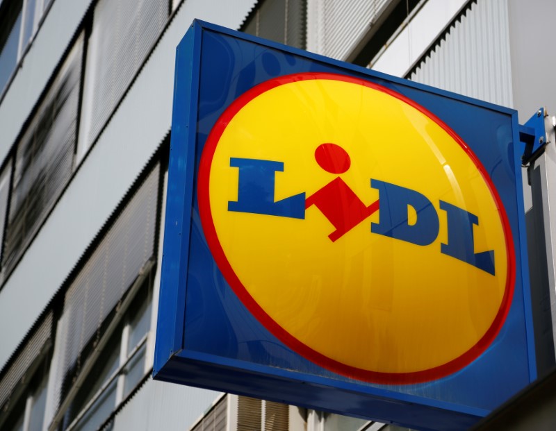 © Reuters. A company logo is pictured outside a Lidl supermarket in Vienna