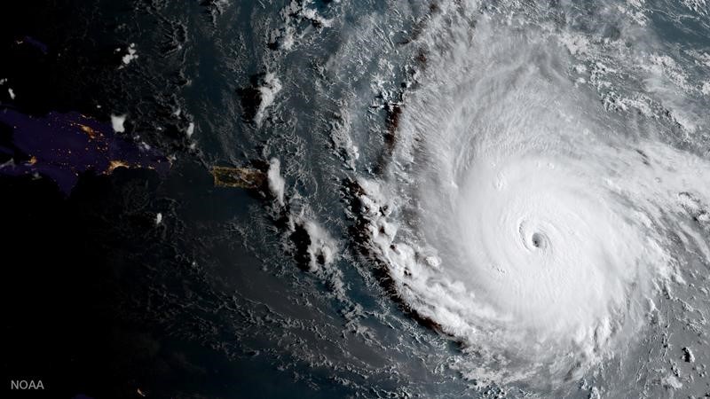 © Reuters. El huracán Irma avanza sobre las islas del norte del Caribe