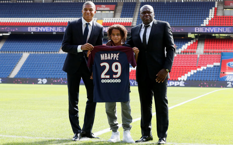 © Reuters. El presidente del PSG dice que no hay nada que esconder de los fichajes de Neymar y Mbappé