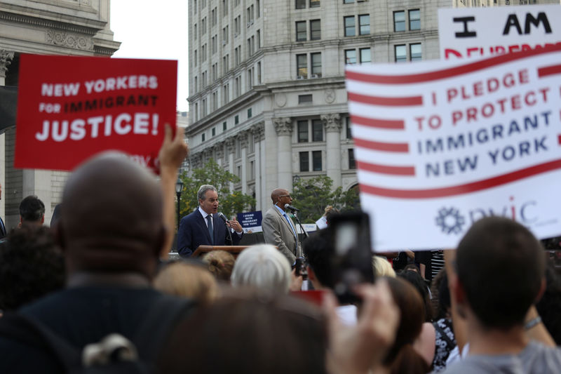 © Reuters. New York Attorney General Eric Schneiderman speaks at a rally protesting the planned dissolution of DACA in Manhattan, New York City, U.S.