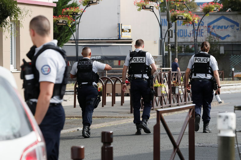 © Reuters. الشرطة الفرنسية تعثر على متفجرات خلال مداهمة شقة بضاحية في باريس