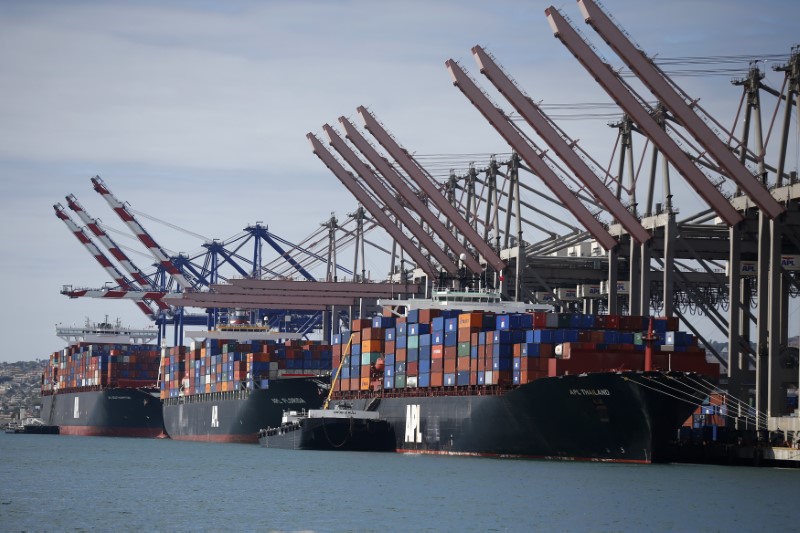 © Reuters. Container ships sit in berths at the Port of Los Angeles