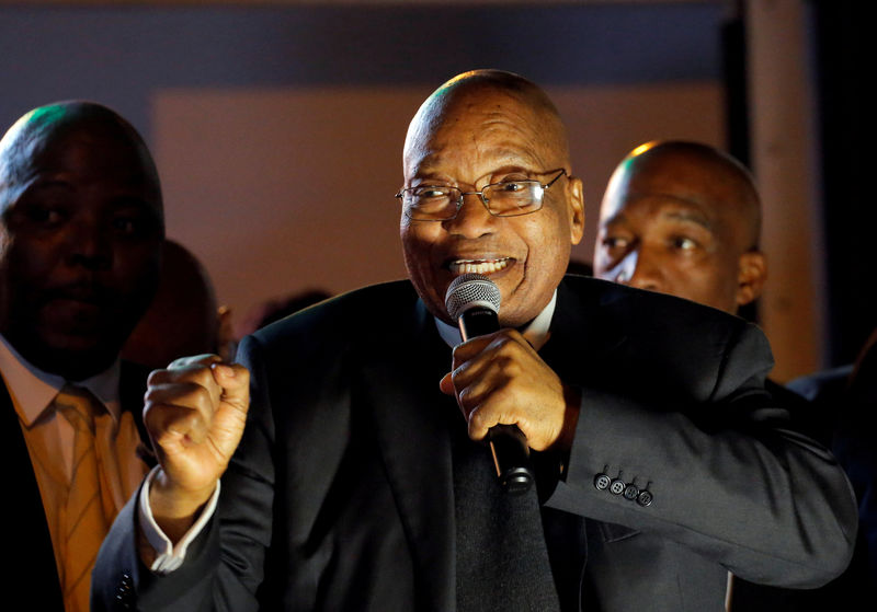 © Reuters. FILE PHOTO: South African President Jacob Zuma addresses his supporters after he survived a no-confidence motion in Cape Town