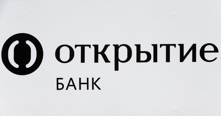 © Reuters. Логотип банка Открытие на рекламном объявлении в Москве