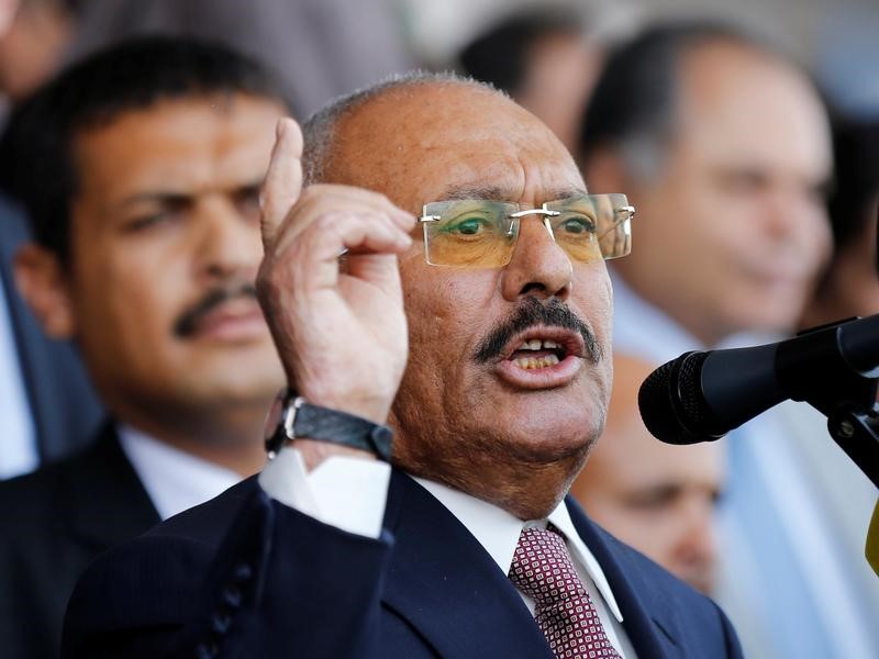 © Reuters. تحليل-بعد الصدام مع الحوثيين.. خصوم صالح وحلفاؤه لا يعرفون خطوته القادمة