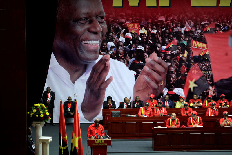 © Reuters. FILE PHOTO: Angolan President and MPLA leader, Jose Eduardo dos Santos speaks at the ruling MPLA party congress to determine candidates for the 2017 elections in the capital Luanda