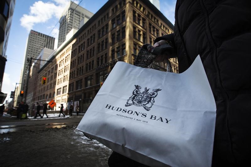 © Reuters. A woman holds a Hudson's Bay shopping bag in front of the Hudson's Bay Company (HBC) flagship department store in Toronto