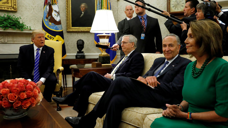 © Reuters. FILE PHOTO: Trump meets Congressional leaders in Washington