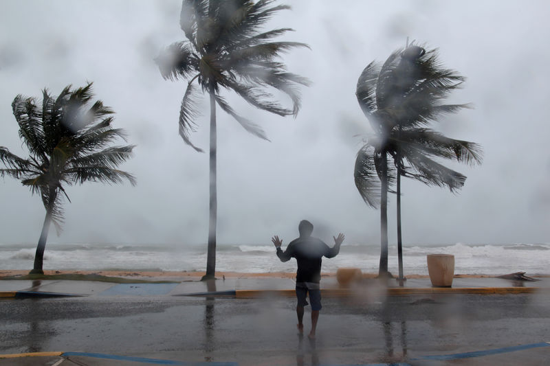 © Reuters. Ventos e chuva são observados em Luquillo, Porto Rico, devido ao furacão Irma