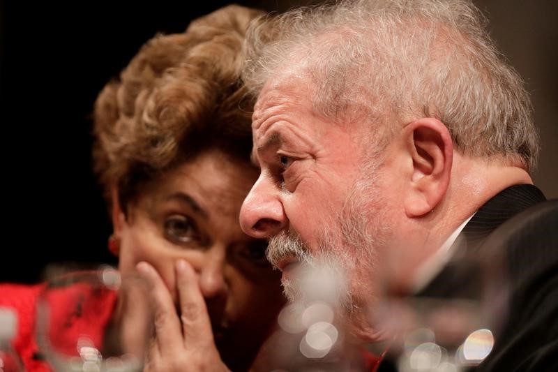 © Reuters. Ex-presidentes Dilma Rousseff e Luiz Inácio Lula da Silva conversam durante congresso do PT em Brasília