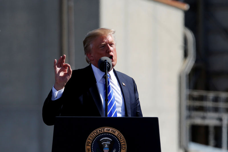 © Reuters. Trump delivers remarks on his proposed changes to the tax code during an event with energy workers at the Andeavor Refinery in Mandan, North Dakota