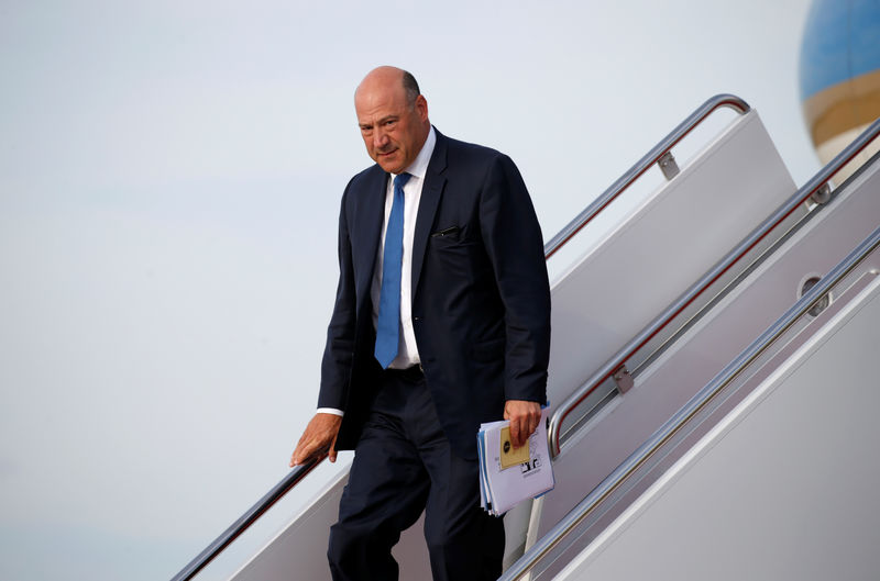 © Reuters. Gary Cohn steps from Air Force One in Washington